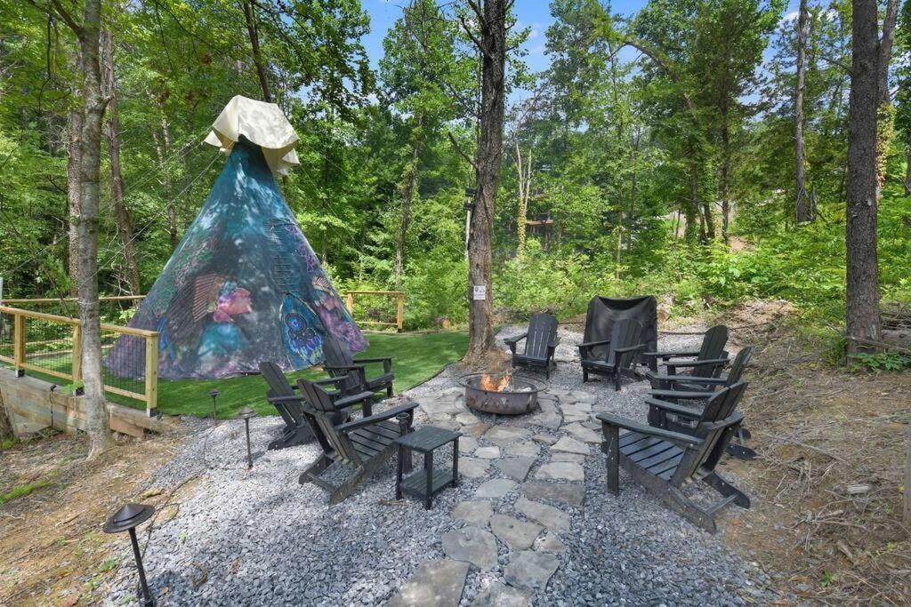 Enchanted Forest Cabin And Teepee! Lights & Laser Show! Private Hot Tub! Unique Stay! Sevierville Εξωτερικό φωτογραφία