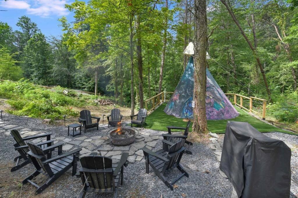 Enchanted Forest Cabin And Teepee! Lights & Laser Show! Private Hot Tub! Unique Stay! Sevierville Εξωτερικό φωτογραφία