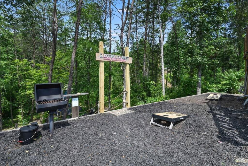 Enchanted Forest Cabin And Teepee! Lights & Laser Show! Private Hot Tub! Unique Stay! Sevierville Εξωτερικό φωτογραφία