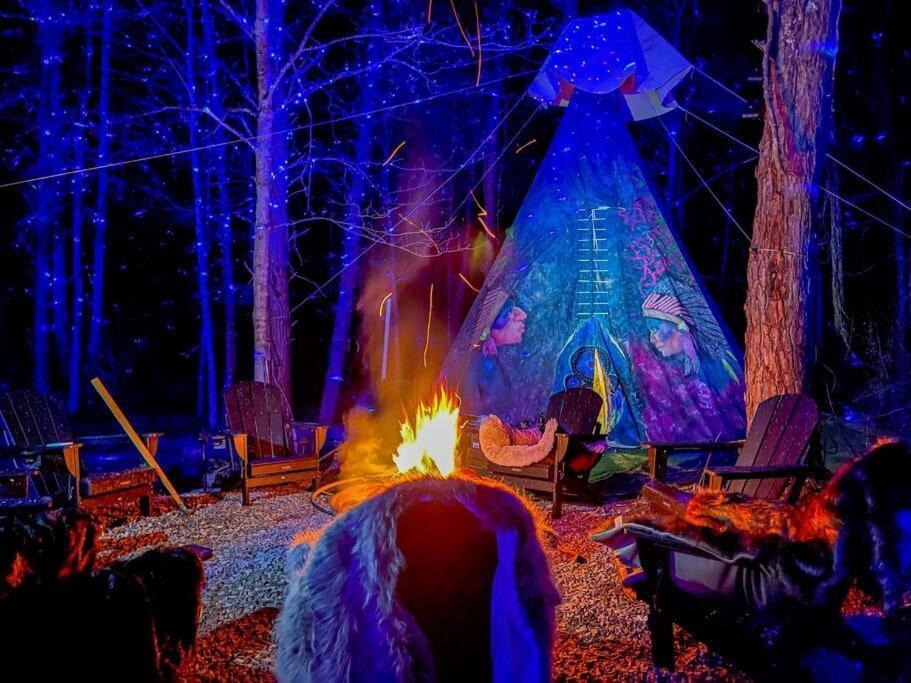 Enchanted Forest Cabin And Teepee! Lights & Laser Show! Private Hot Tub! Unique Stay! Sevierville Εξωτερικό φωτογραφία